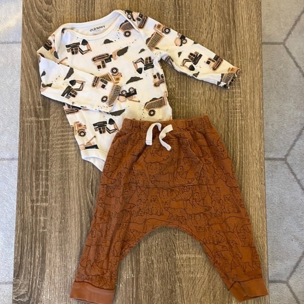 🚧🐻Old Navy Boy 12-18M Yellow Construction Onesie‎ & Bear Rust Colored Joggers